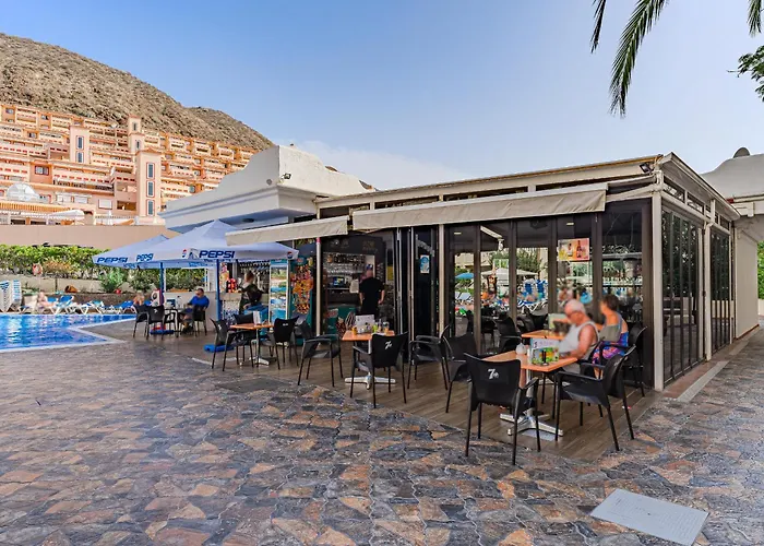 Lovely Communal Heated Pool *