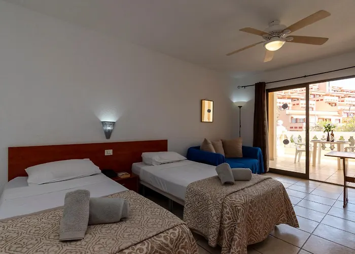 Апартаменты Lovely Communal Heated Pool Лос Кристианос